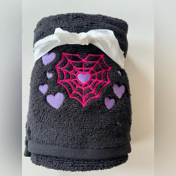 Betsey Johnson Spiderweb Heart Hand Towels - Picture 2 of 3
